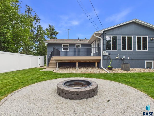 2513 S Lake Ave Avenue, Sioux Falls, SD 57105