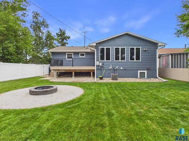 2513 S Lake Ave Avenue, Sioux Falls, SD 57105