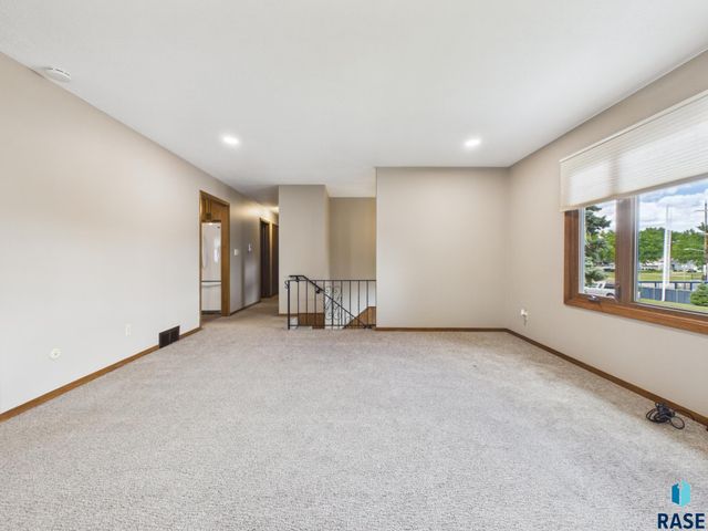2513 S Lake Ave Avenue, Sioux Falls, SD 57105