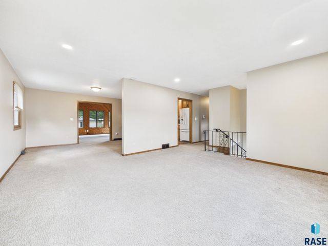 2513 S Lake Ave Avenue, Sioux Falls, SD 57105