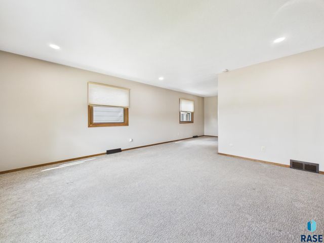 2513 S Lake Ave Avenue, Sioux Falls, SD 57105