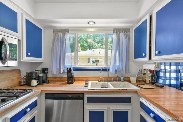 8522 Hampton, Grosse Ile, MI 48138