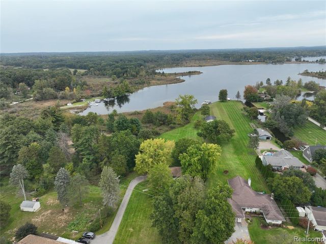 10026 Stinchfield Woods Road, Pinckney, MI 48169