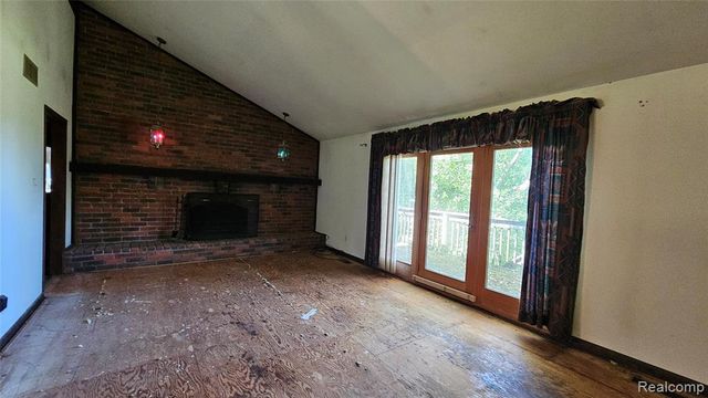 10026 Stinchfield Woods Road, Pinckney, MI 48169