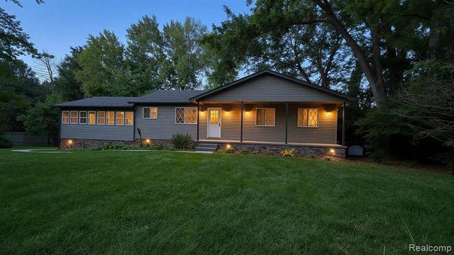 10026 Stinchfield Woods Road, Pinckney, MI 48169