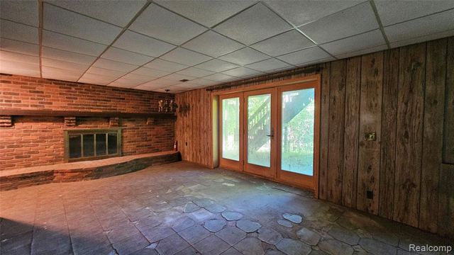 10026 Stinchfield Woods Road, Pinckney, MI 48169