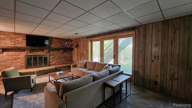 10026 Stinchfield Woods Road, Pinckney, MI 48169