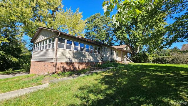 10026 Stinchfield Woods Road, Pinckney, MI 48169