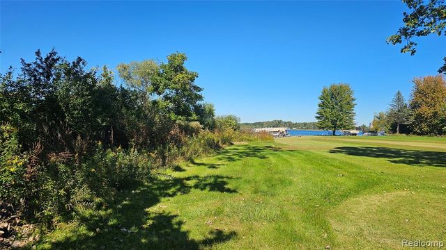 10026 Stinchfield Woods Road, Pinckney, MI 48169