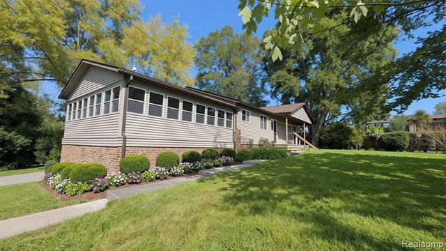10026 Stinchfield Woods Road, Pinckney, MI 48169