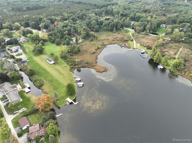 10026 Stinchfield Woods Road, Pinckney, MI 48169