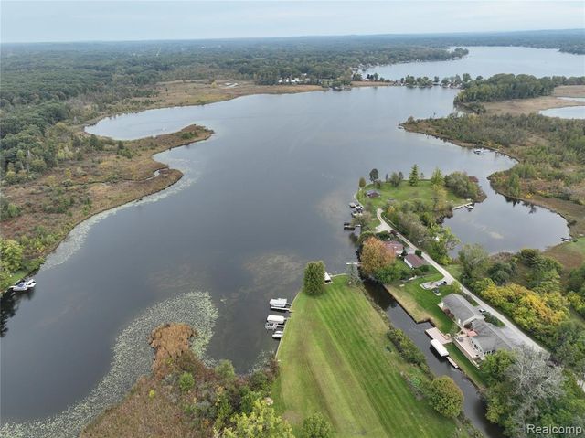 10026 Stinchfield Woods Road, Pinckney, MI 48169