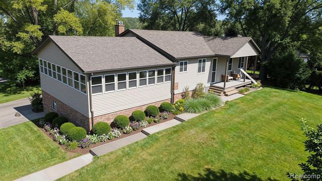 10026 Stinchfield Woods Road, Pinckney, MI 48169