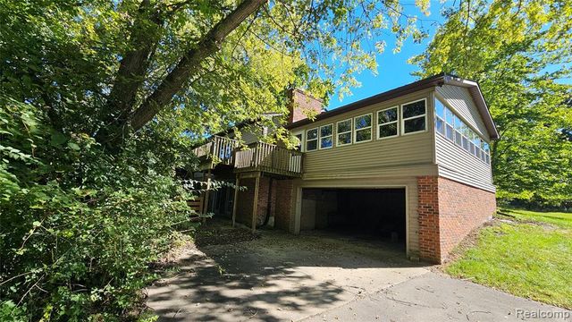 10026 Stinchfield Woods Road, Pinckney, MI 48169