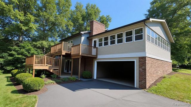 10026 Stinchfield Woods Road, Pinckney, MI 48169