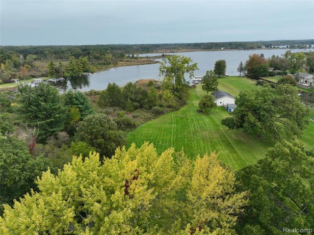 10026 Stinchfield Woods Road, Pinckney, MI 48169