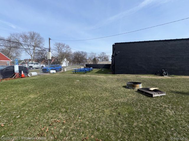 1647 E 7 Mile Road, Detroit, MI 48203