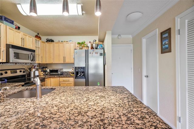 2640 NE 135th St 406, North Miami, FL 33181