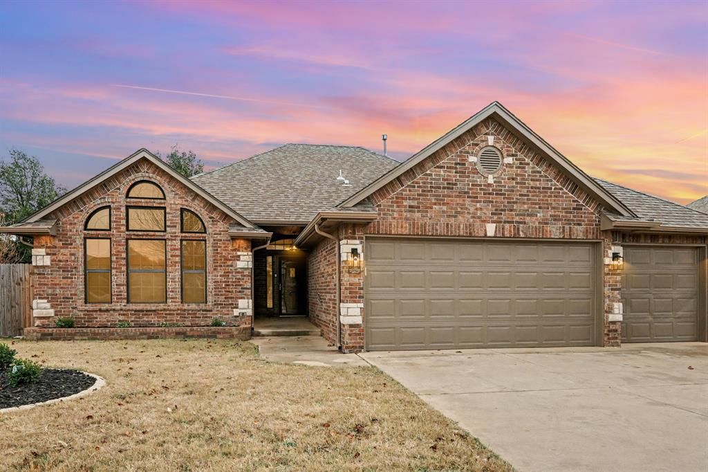 Image 1 of property listing at 2116 Cottonwood Creek Avenue, Yukon, OK 73099