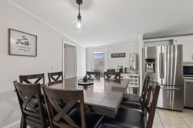 719 Vista Del Pueblo Street SW, Albuquerque, NM 87121