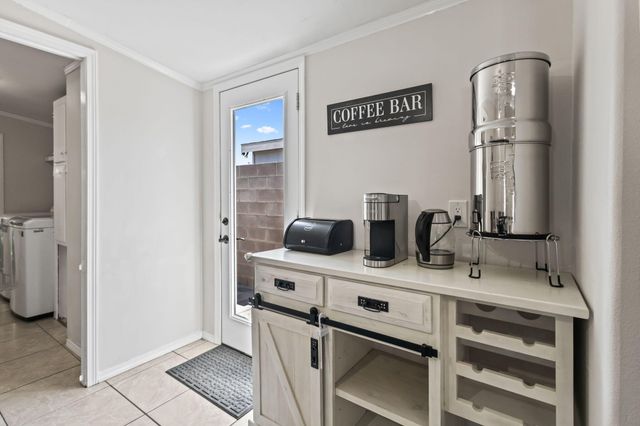 719 Vista Del Pueblo Street SW, Albuquerque, NM 87121