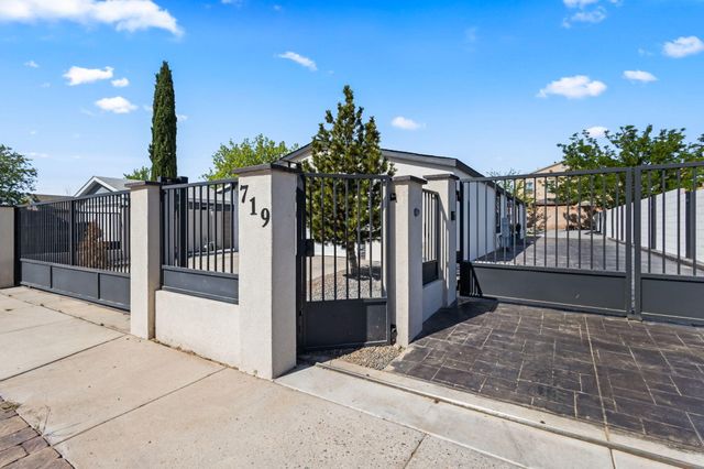 719 Vista Del Pueblo Street SW, Albuquerque, NM 87121