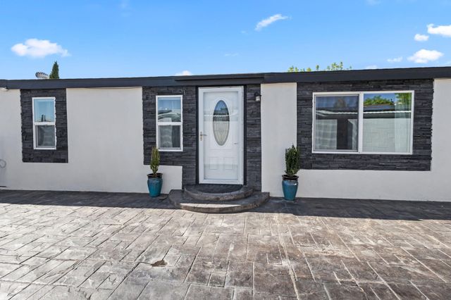 719 Vista Del Pueblo Street SW, Albuquerque, NM 87121