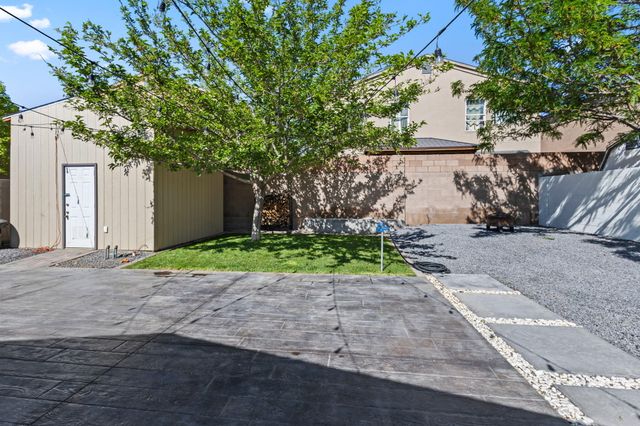 719 Vista Del Pueblo Street SW, Albuquerque, NM 87121