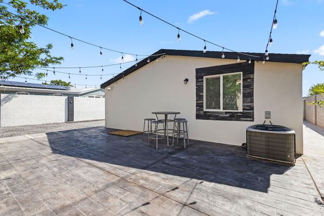 719 Vista Del Pueblo Street SW, Albuquerque, NM 87121