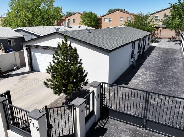 719 Vista Del Pueblo Street SW, Albuquerque, NM 87121