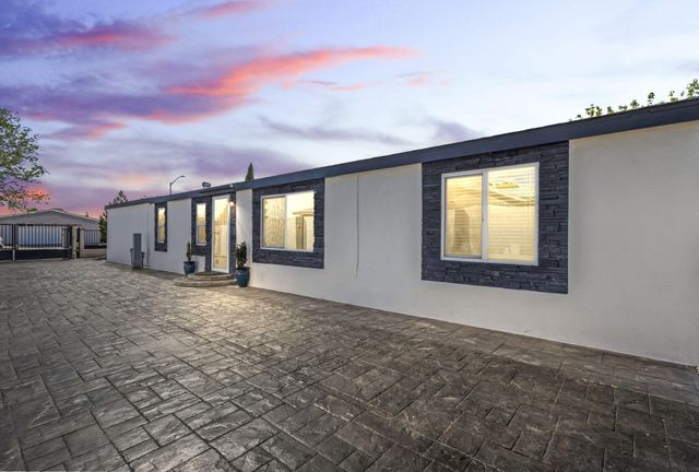 719 Vista Del Pueblo Street SW, Albuquerque, NM 87121