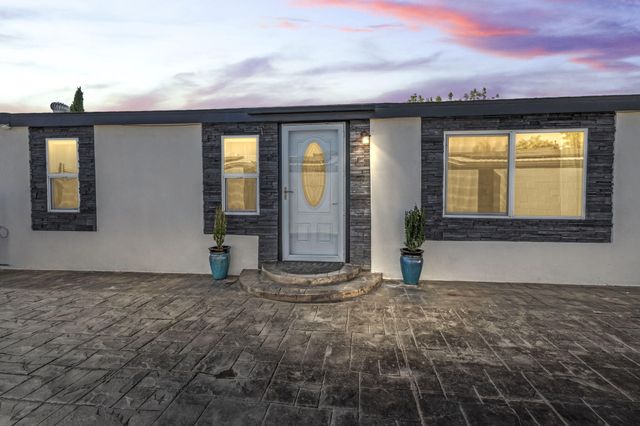 719 Vista Del Pueblo Street SW, Albuquerque, NM 87121