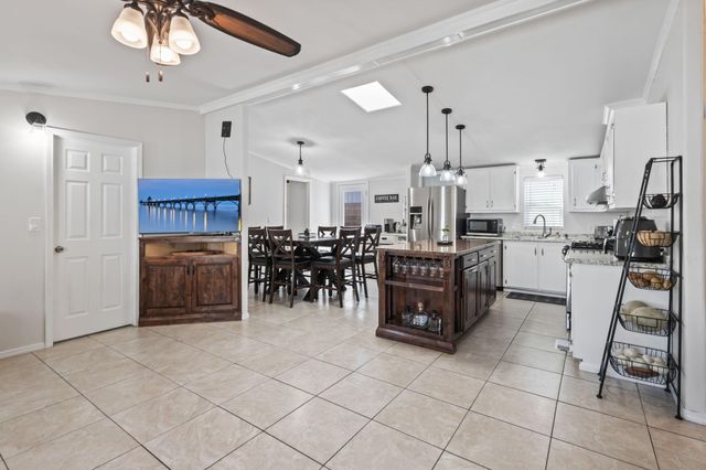 719 Vista Del Pueblo Street SW, Albuquerque, NM 87121