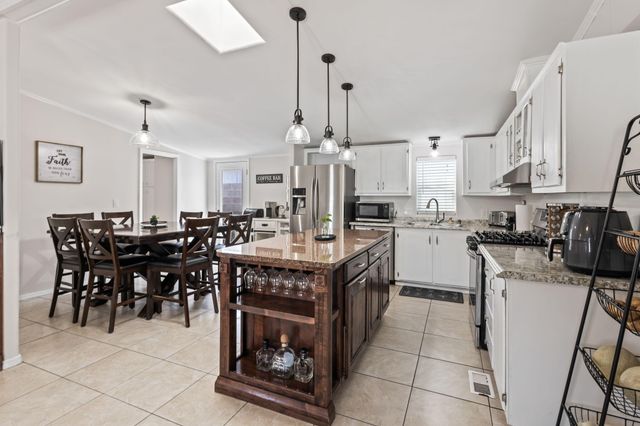 719 Vista Del Pueblo Street SW, Albuquerque, NM 87121