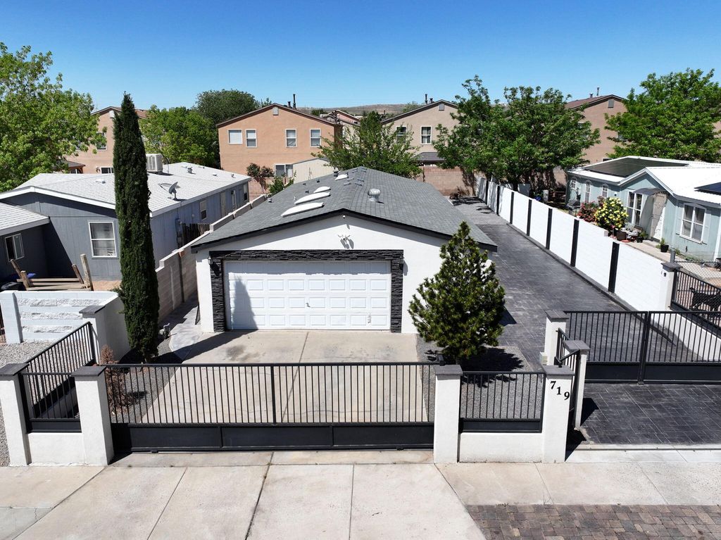 719 Vista Del Pueblo Street SW, Albuquerque, NM 87121