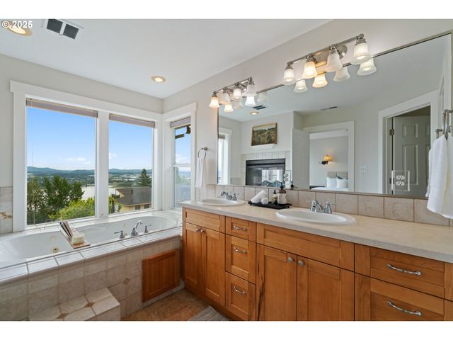3045 Nw 3RD Ave, Camas, WA 98607