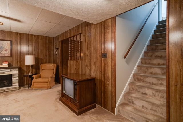 8907 LENNINGS LN, Baltimore, MD 21237