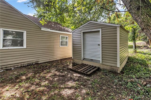 3820 N Brighton Avenue, Kansas City, MO 64117