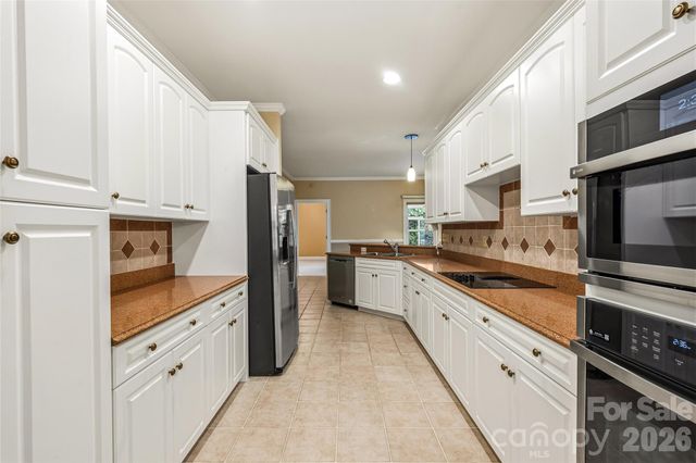 200 Teaberry Lane, Hendersonville, NC 28739