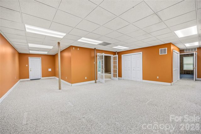 200 Teaberry Lane, Hendersonville, NC 28739
