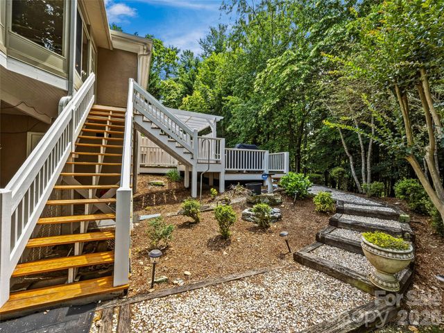 200 Teaberry Lane, Hendersonville, NC 28739