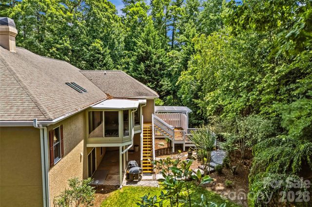 200 Teaberry Lane, Hendersonville, NC 28739