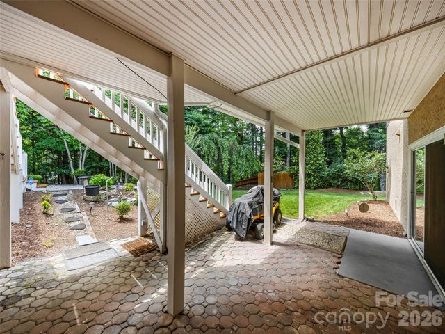 200 Teaberry Lane, Hendersonville, NC 28739