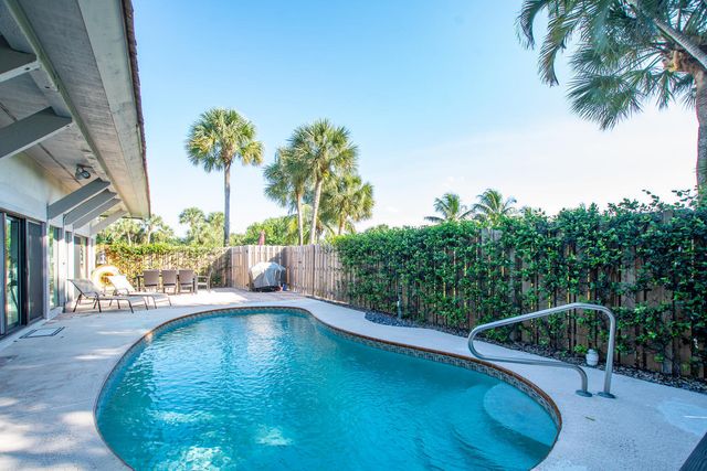 11792 Wimbledon Circle, Wellington, FL 33414