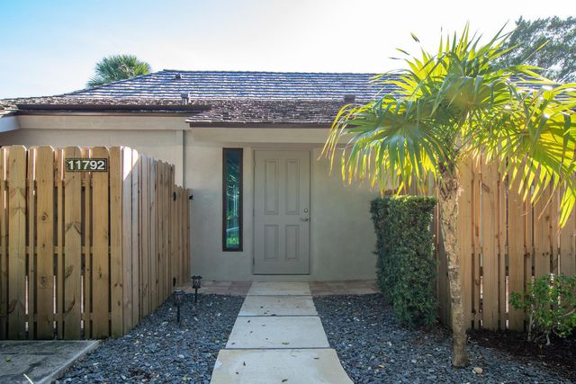 11792 Wimbledon Circle, Wellington, FL 33414