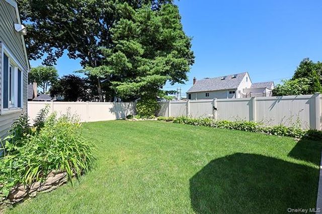 219 Lindbergh Street, Massapequa Park, NY 11762