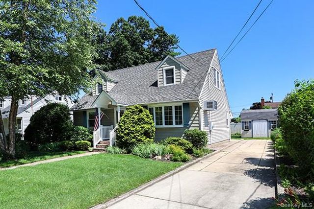 219 Lindbergh Street, Massapequa Park, NY 11762