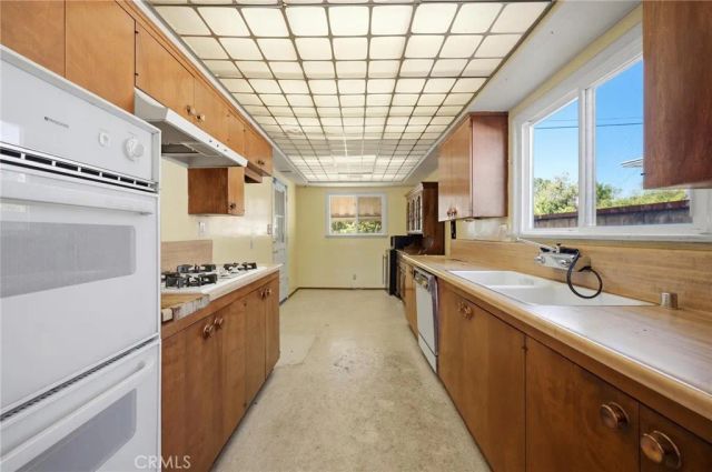 7321 Leescott Avenue, Van Nuys, CA 91406
