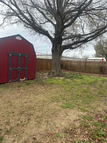 1711 Redwood Drive, Cleburne, TX 76033