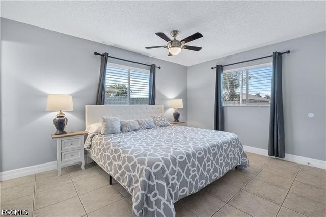 1015 SE 25th LN, Cape Coral, FL 33904